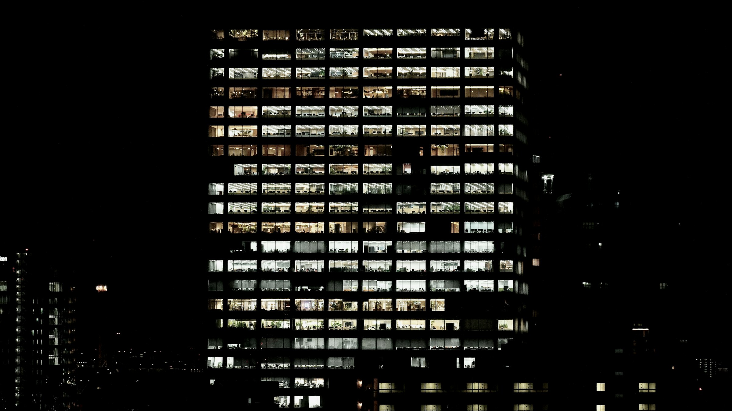 Immeuble de bureaux éclairé la nuit
