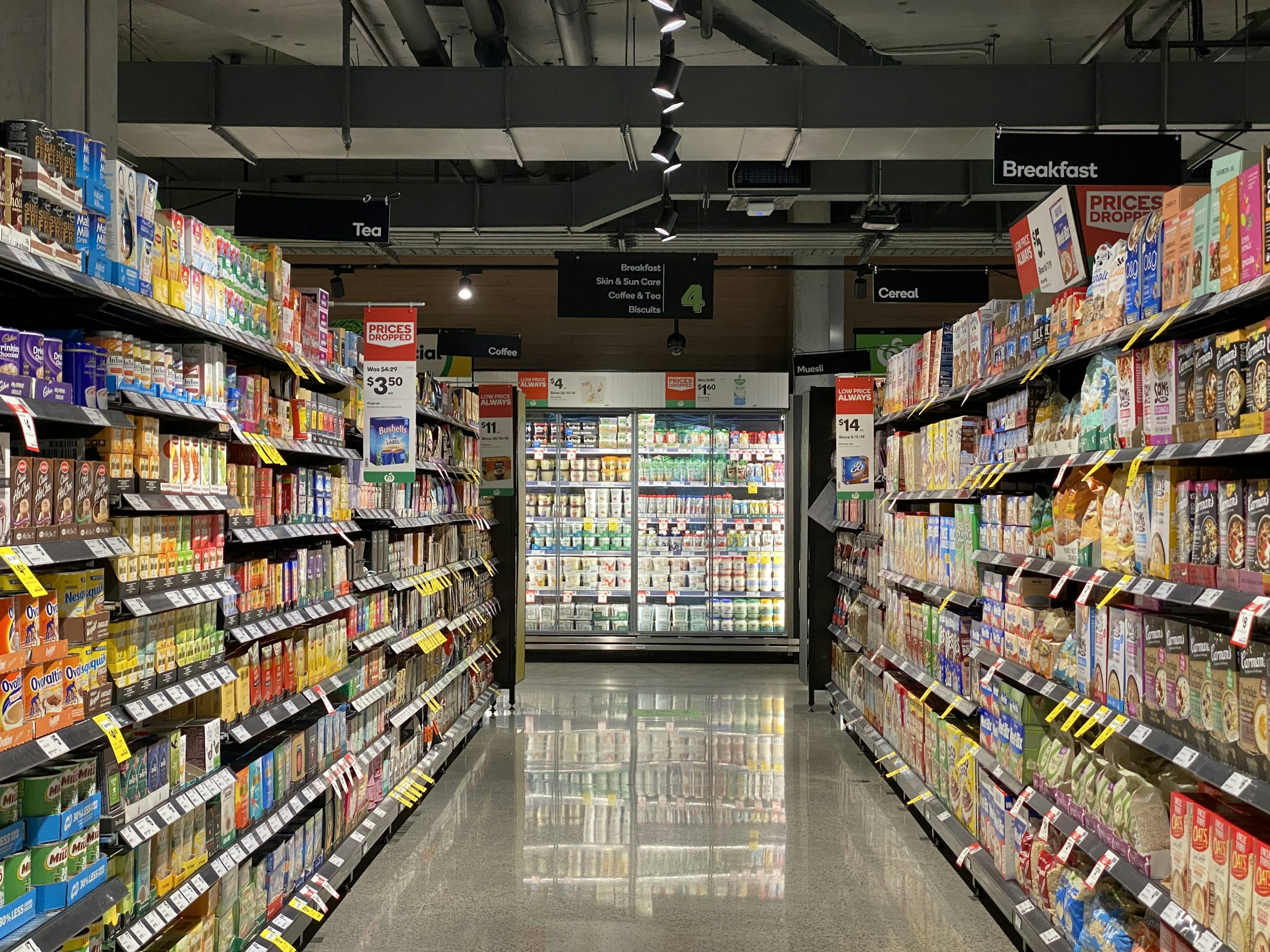 Allée d'un magasin entre deux rayonnages