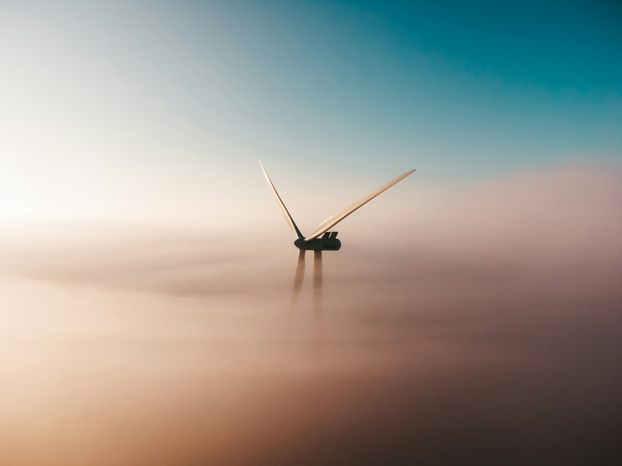 Éolienne émergeant du brouillard