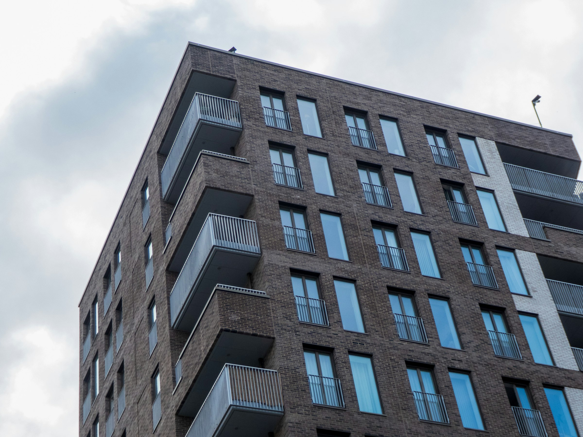 Immeuble d'habitation en briques avec balcons