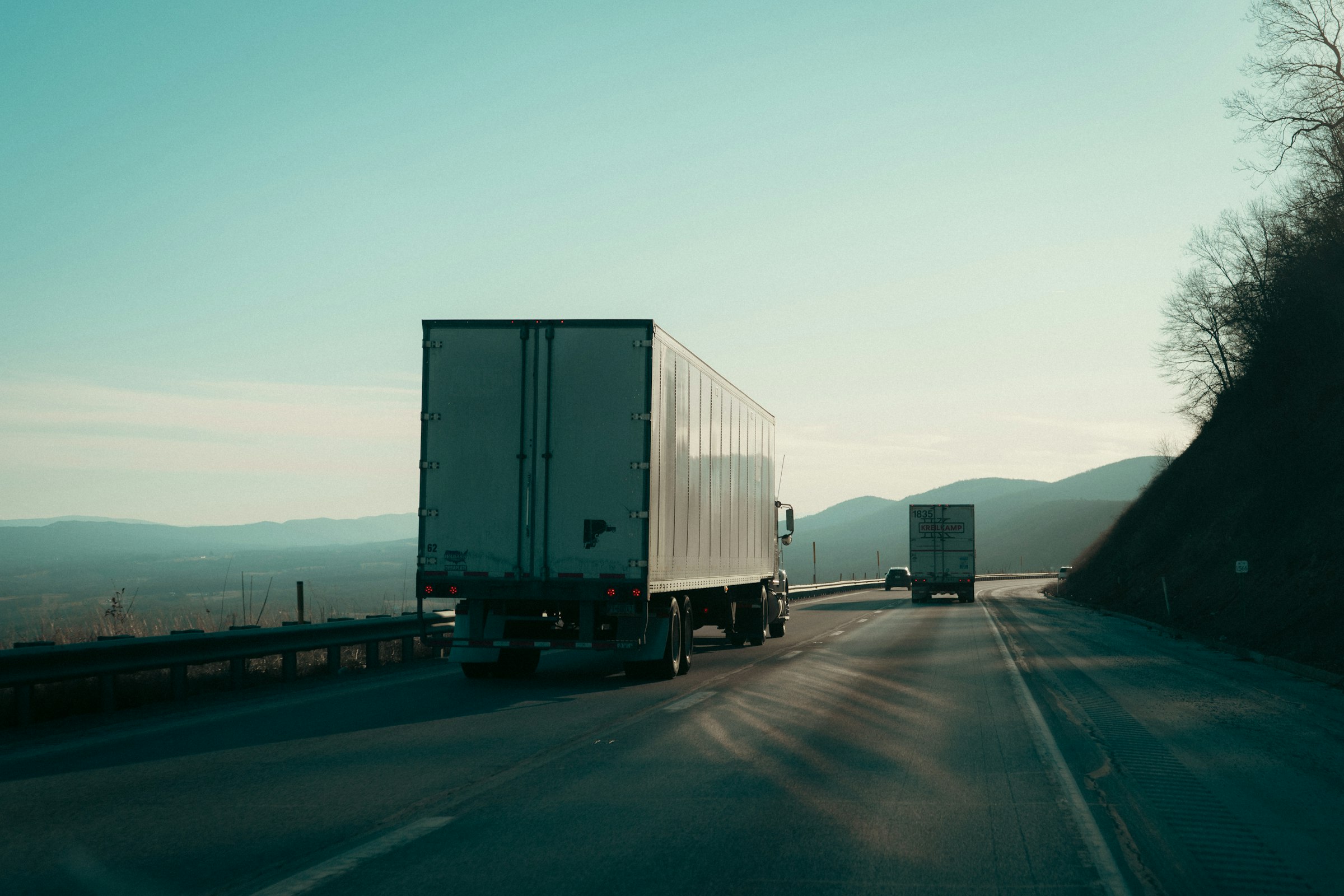 Deux semi-remorques sur une autoroute